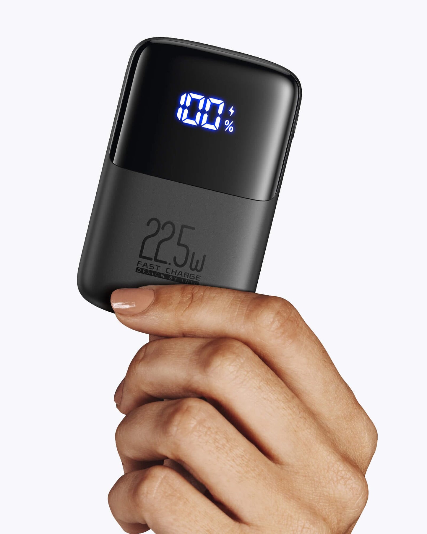 INIU B61 10000mAh power bank, black, held in hand, 100% charging, 22.5W fast charge, designed by INIU