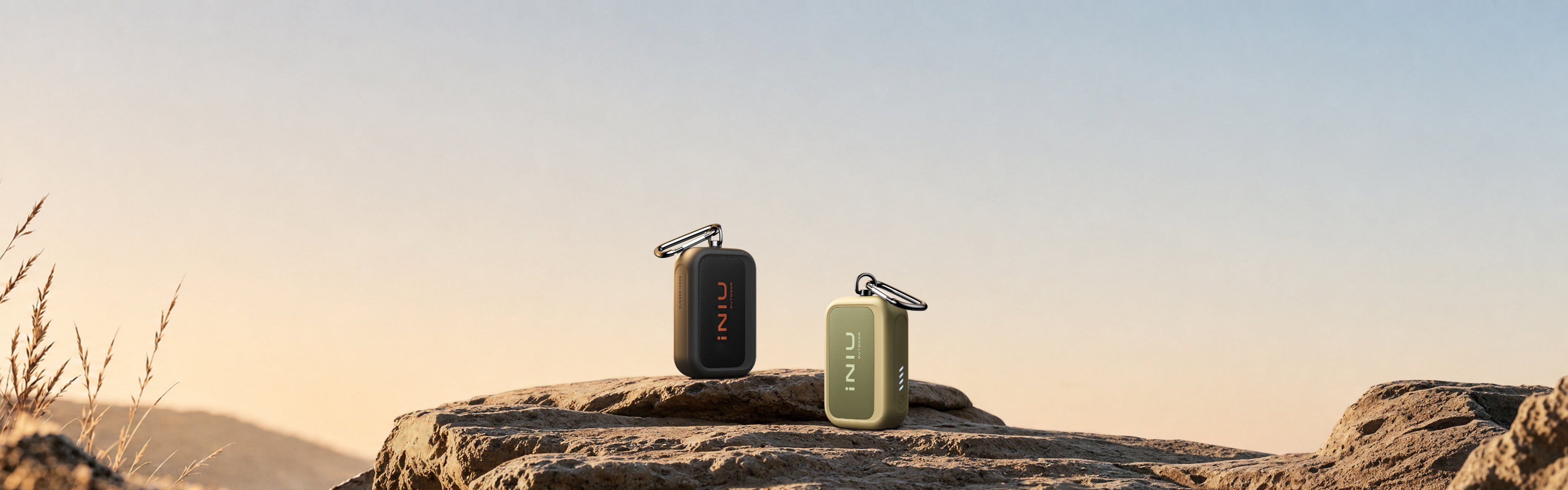 INIU Bancos de energía Outdoor Rugged 10000 en un paisaje rocoso al aire libre