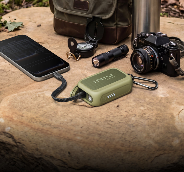 Rugged 10000 cargando un teléfono al aire libre