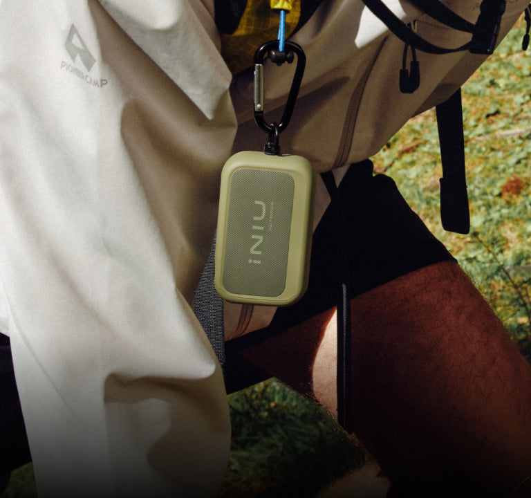 Ligero Rugged 10000 enganchado a una mochila de senderismo